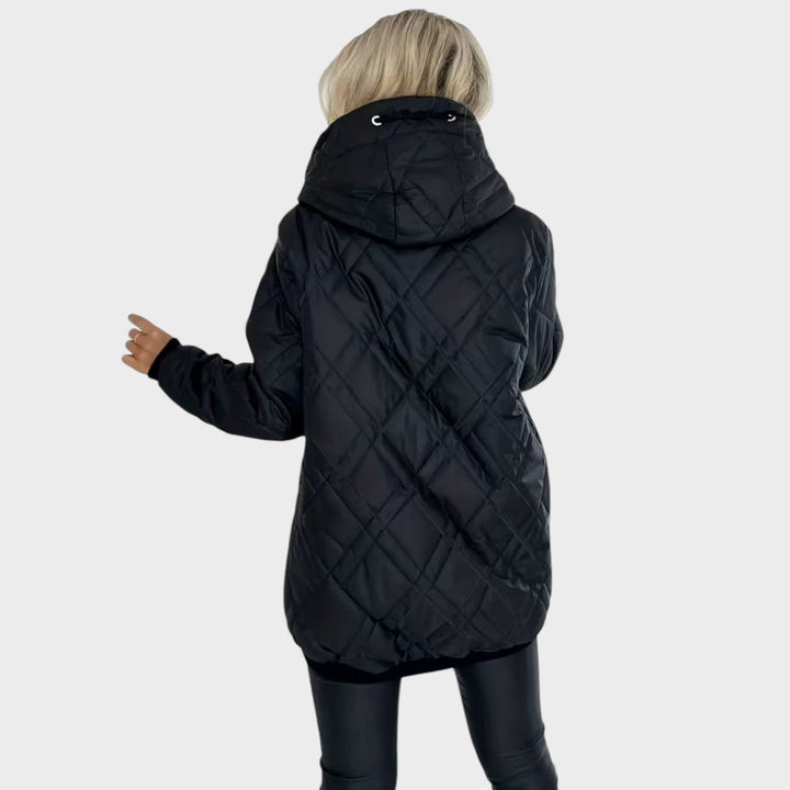 Monika – gesteppte Kapuzenjacke in Schwarz von hinten