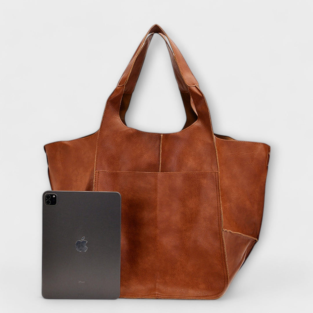 Lisbeth Tasche im Grössenvergleich mit einem Tablet