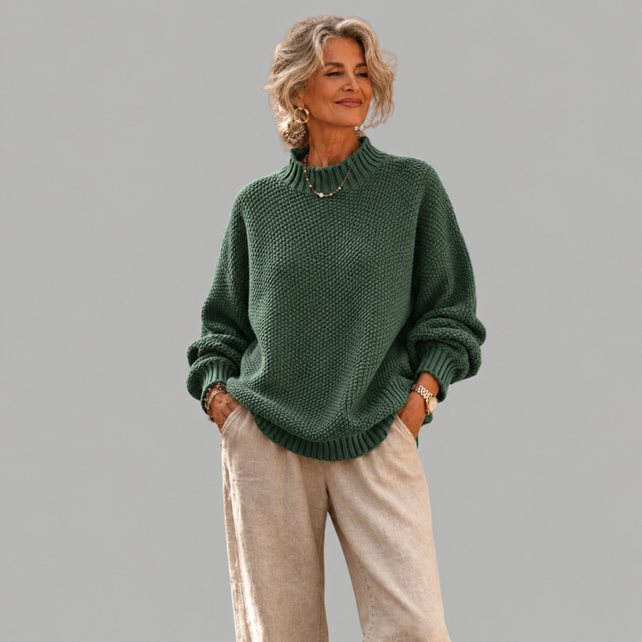 Elisabeth Strickpullover in Grün, getragen von einer Frau