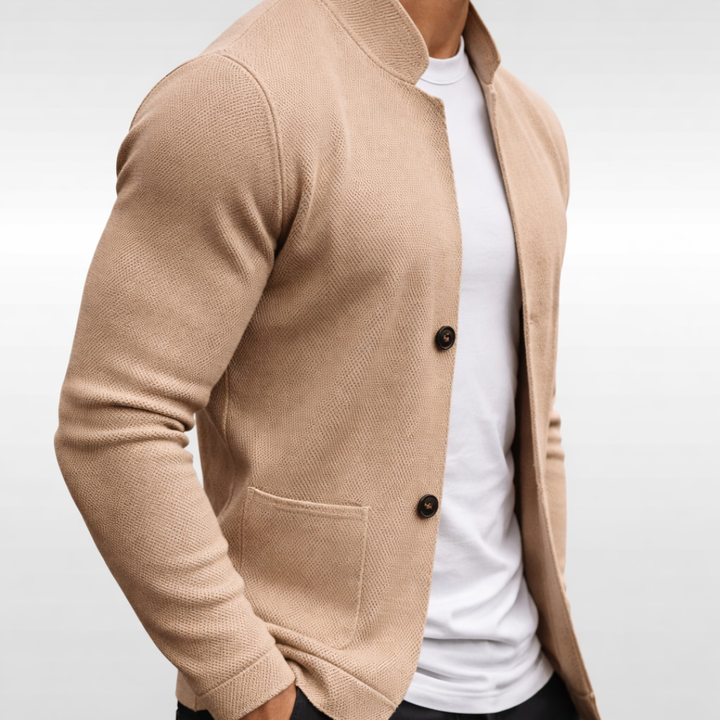 Martin Weste in Beige, Seitenansicht mit Knöpfen und Tasche