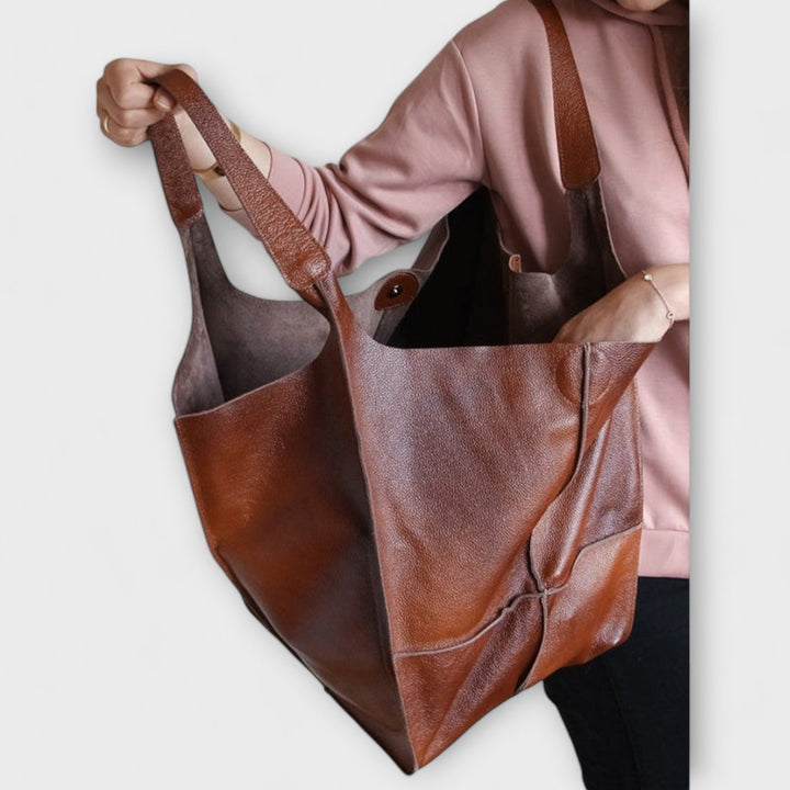 Lisbeth Tasche in der Hand gehalten