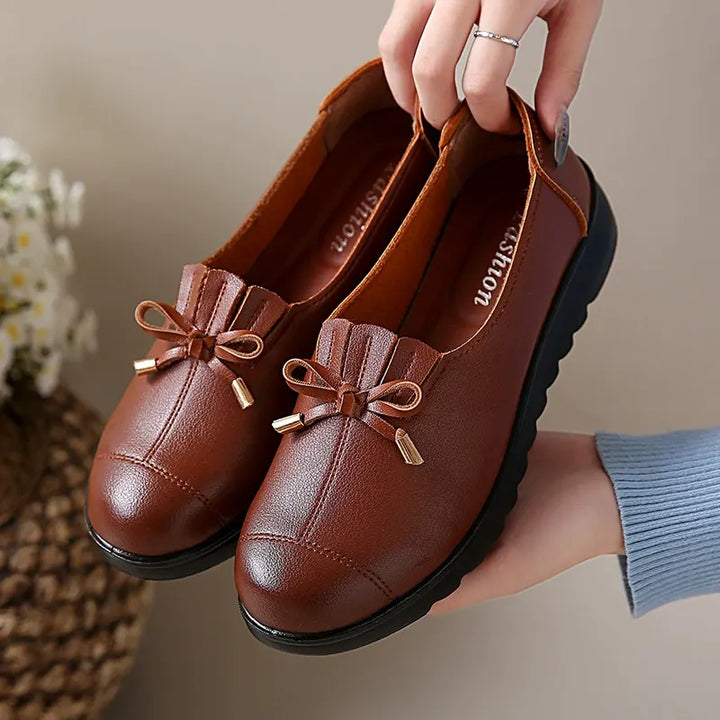 Elsbeth Loafers in Braun in der Hand