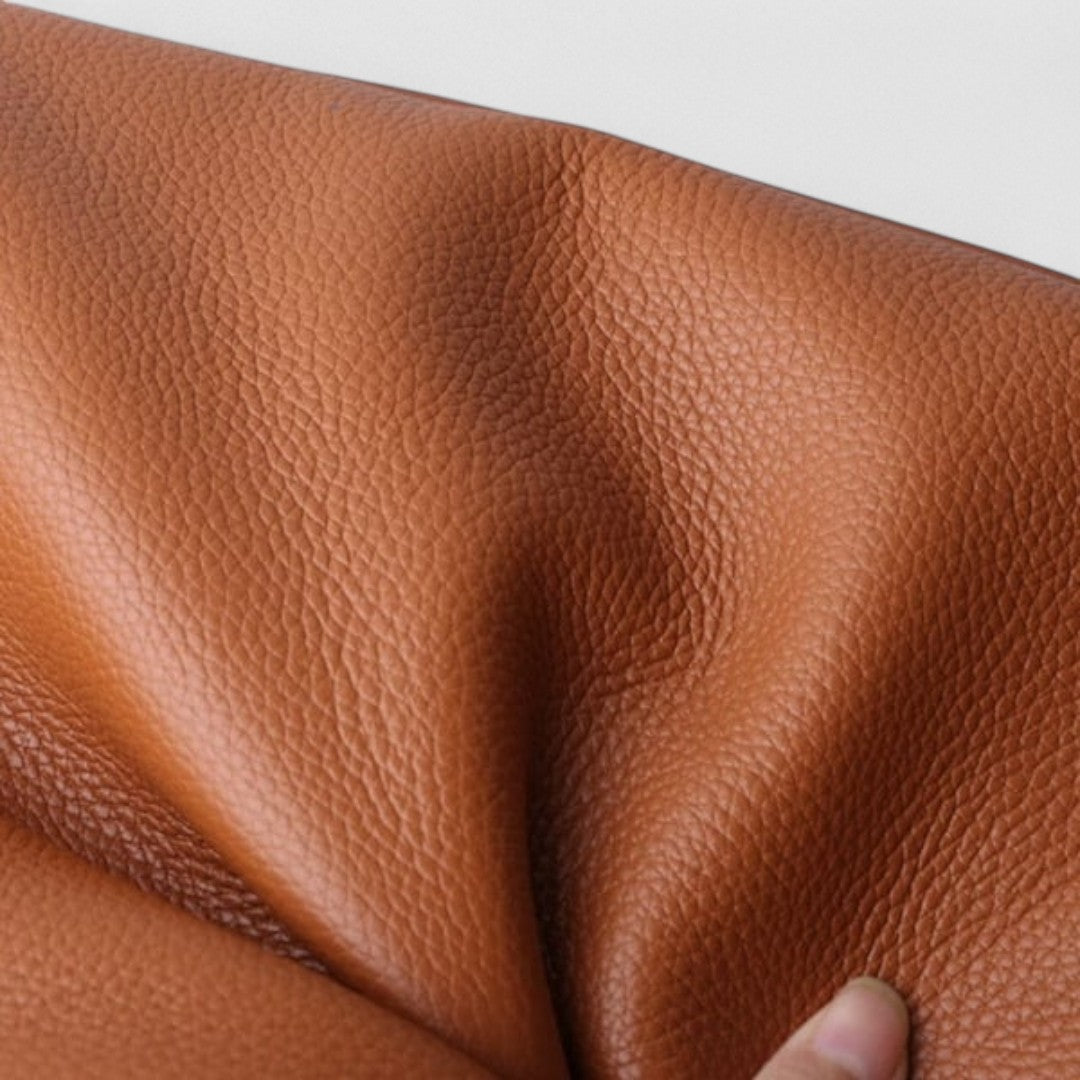 Lina Elegante Tasche in Braun, Nahaufnahme des Materials
