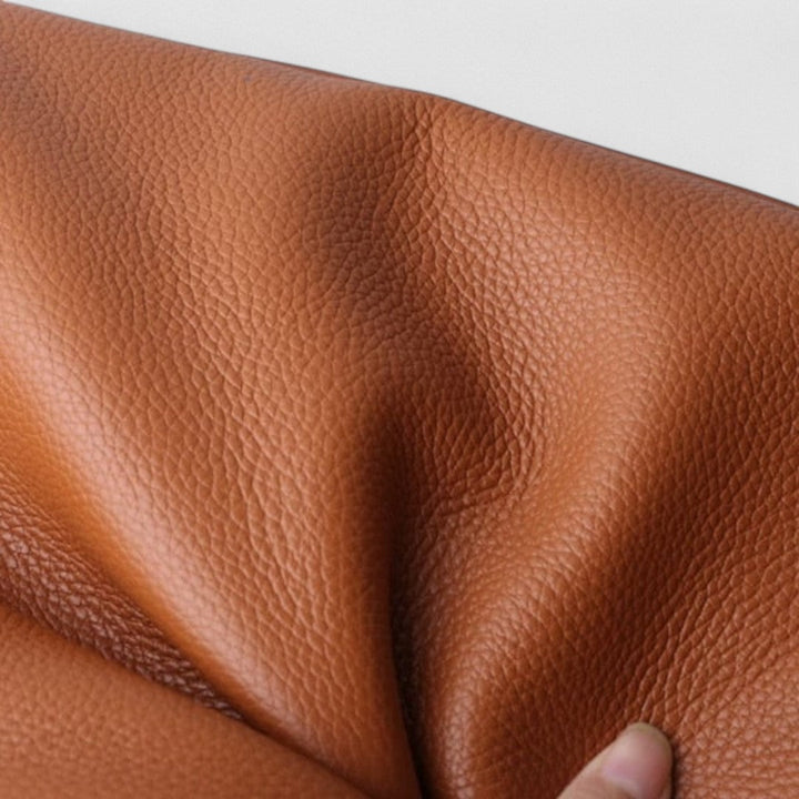 Lina Elegante Tasche in Braun, Nahaufnahme des Materials