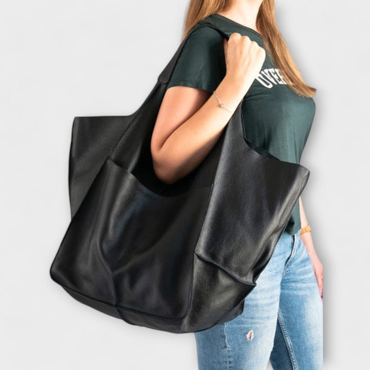 Lisbeth Tasche getragen über der Schulter
