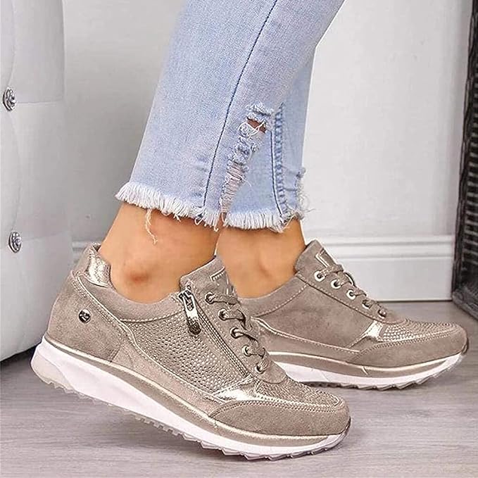 Brunhilde Sneaker in Beige zu Jeans kombiniert