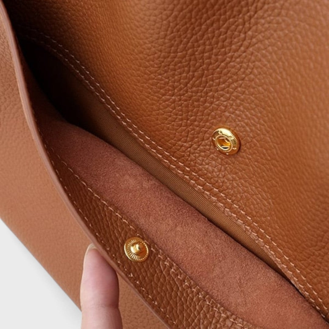 Lina Elegante Tasche in Braun, Detail der Druckknöpfe