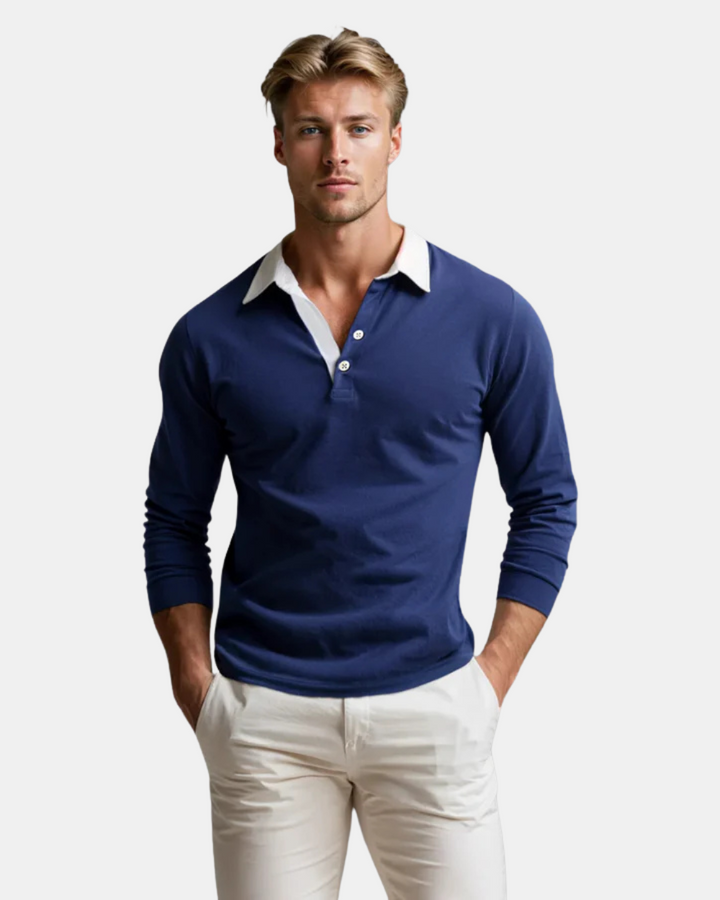 Adrian Polo-Pullover in Blau, getragen von einem Model