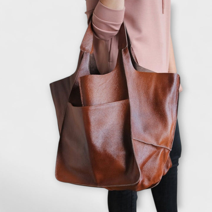 Lisbeth Tasche in der Hand getragen