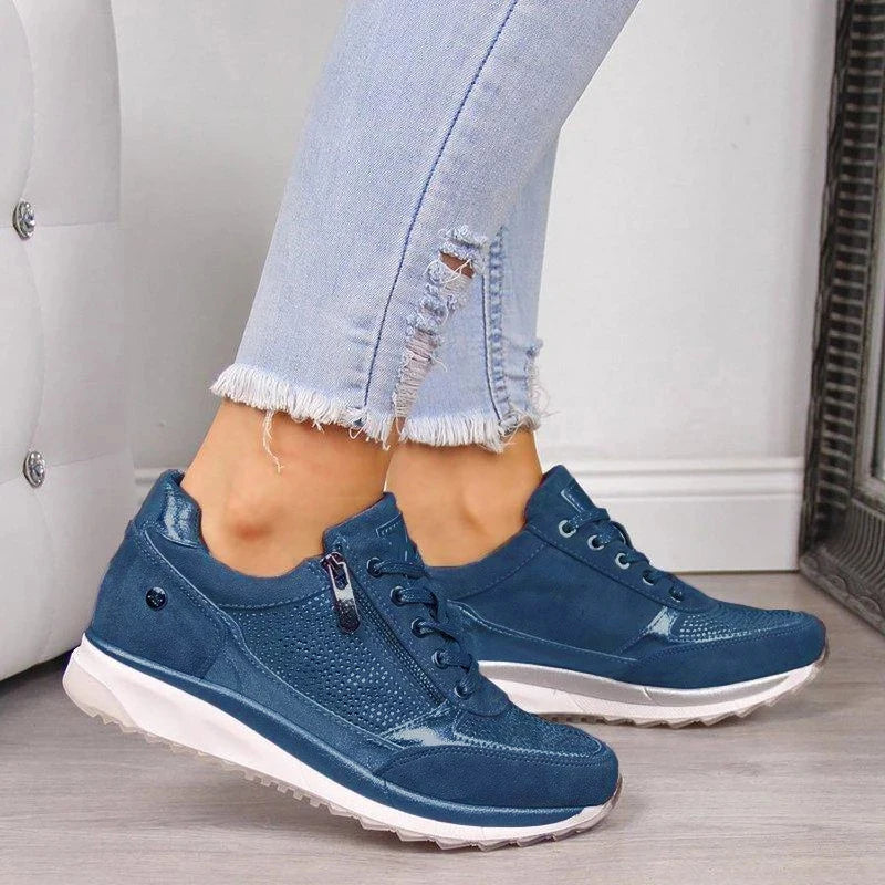 Brunhilde Sneaker mit Reissverschluss in Blau, getragen