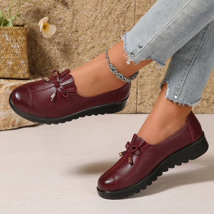 Elsbeth Loafers in Rot getragen