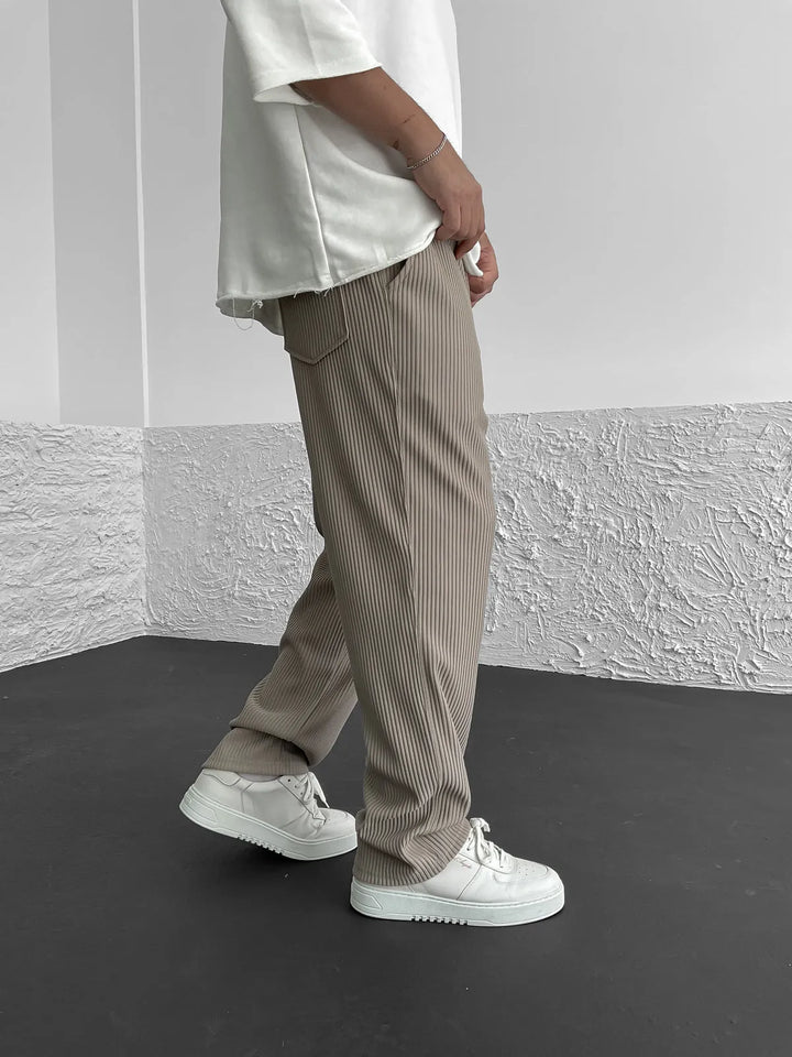 Bernd Freizeithose in Khaki, Seitenansicht mit Tasche
