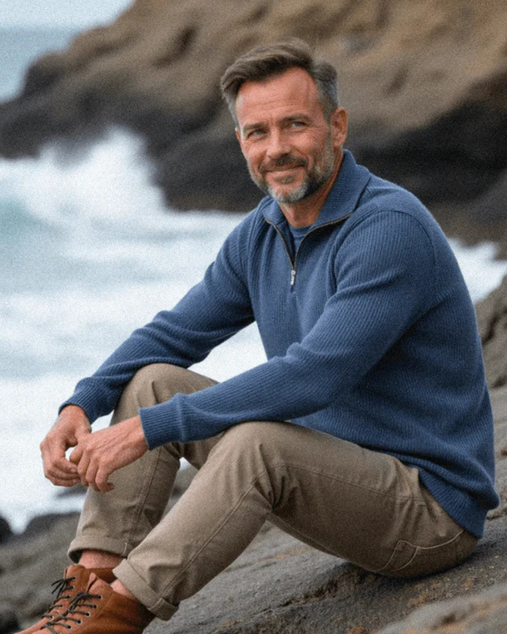 Mann trägt den Bernhard Pullover mit Reissverschluss am Meer