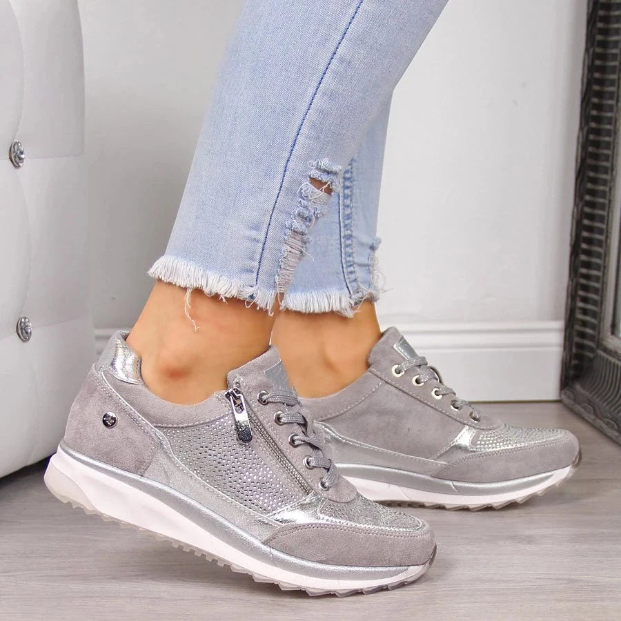 Brunhilde Sneaker mit Reissverschluss in Grau, getragen