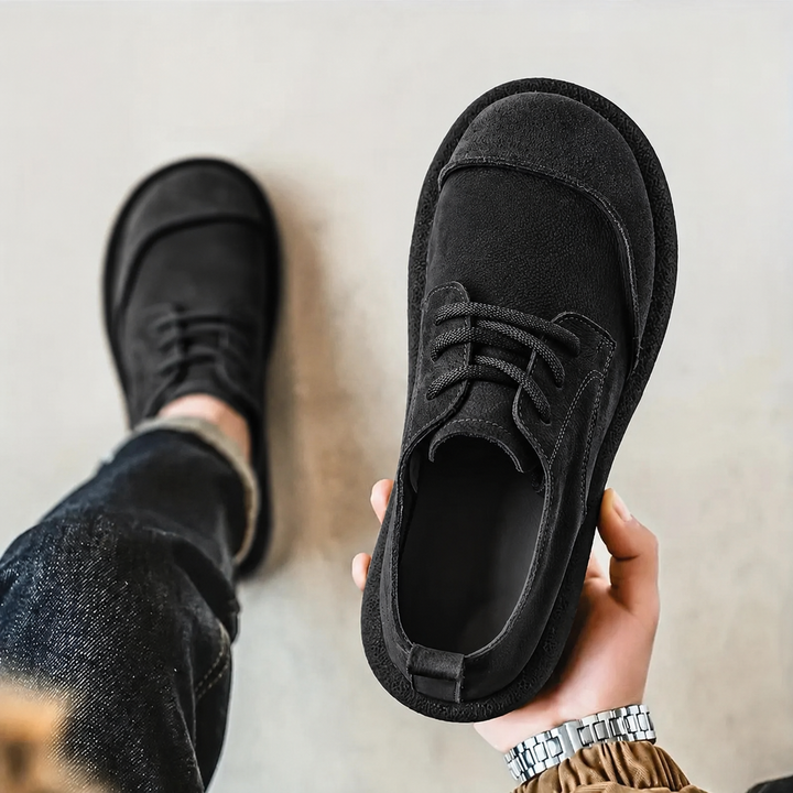 Albert Komfortschuh in Schwarz in der Hand