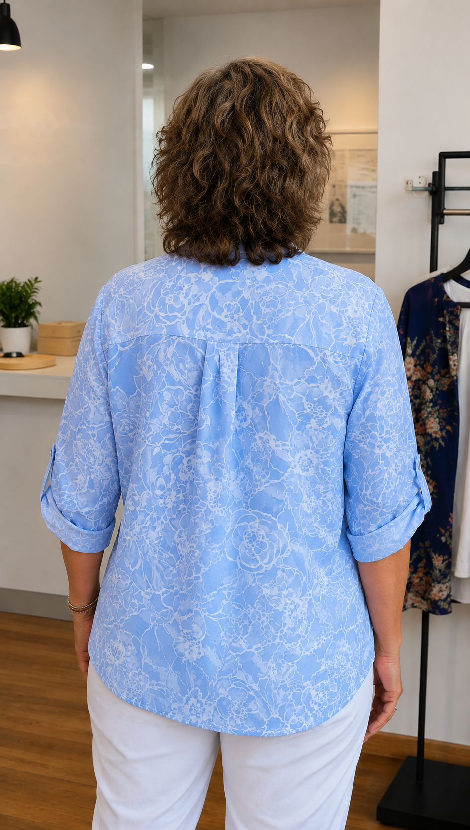 Gabriele Bluse in Hellblau, Rückansicht