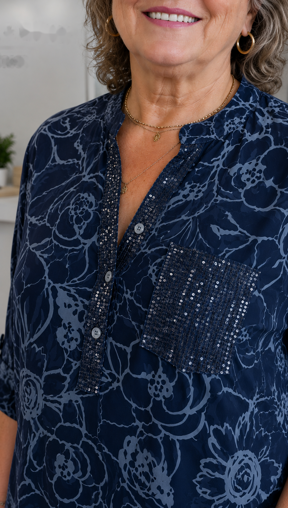 Gabriele Bluse in Dunkelblau, Detail der Pailletten-Tasche