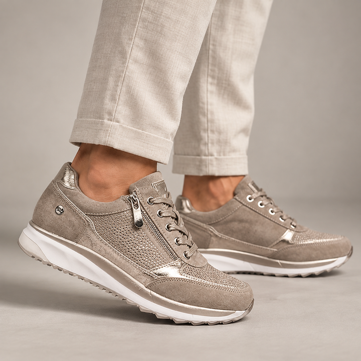 Brunhilde Sneaker mit Reissverschluss in Beige, getragen