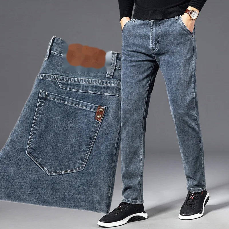 Gerhard Jeans in Blaugrau mit Detailansicht der Gesässtasche