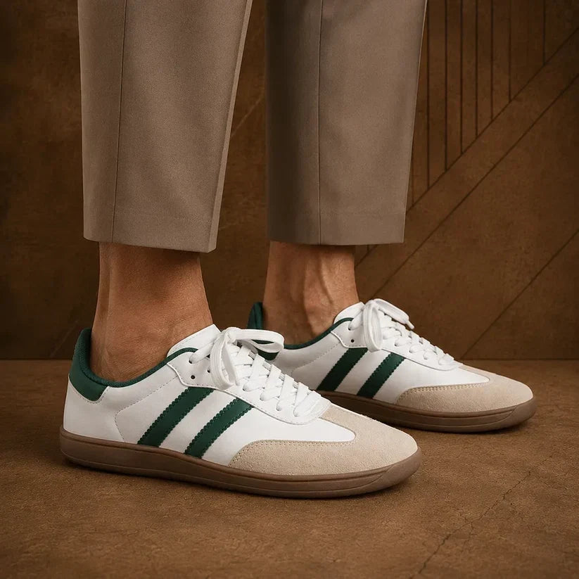 Niklaus Sneakers in Weiss und Grün, getragen mit beiger Hose
