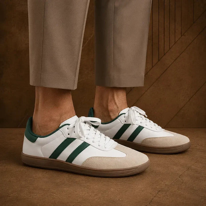 Niklaus Sneakers in Weiss und Grün, getragen mit beiger Hose