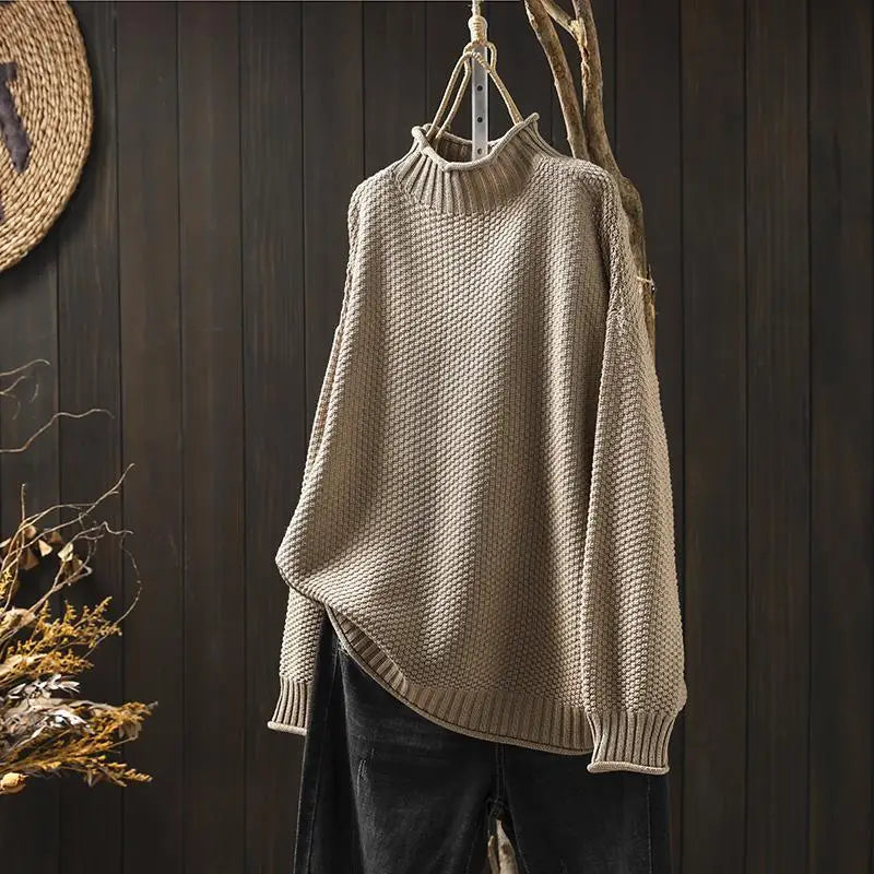 Elisabeth Strickpullover in Khaki auf dem Bügel