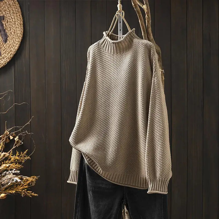 Elisabeth Strickpullover in Khaki auf dem Bügel