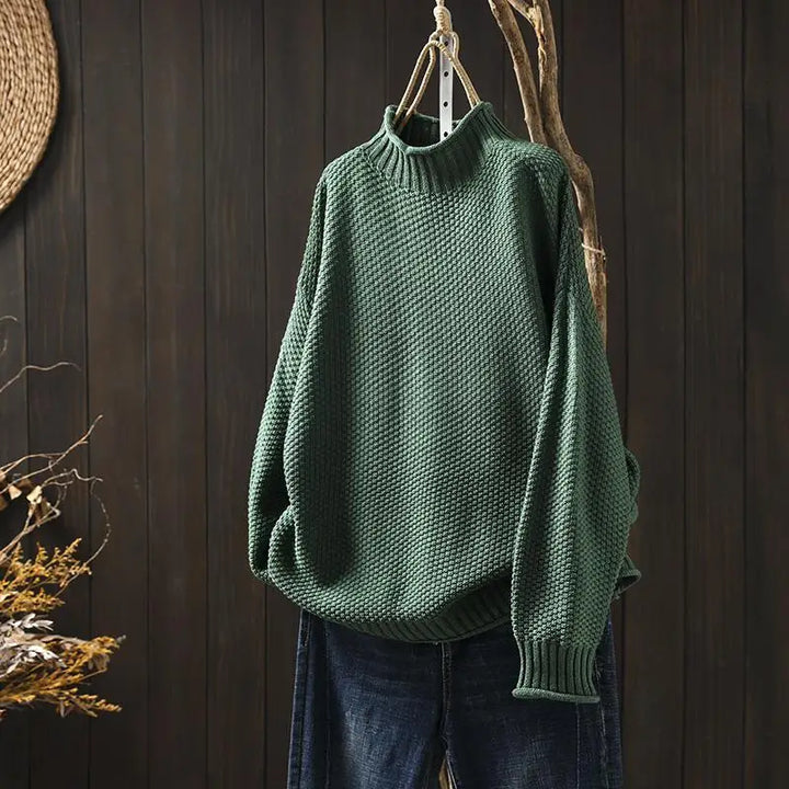 Elisabeth Strickpullover in Grün auf dem Bügel