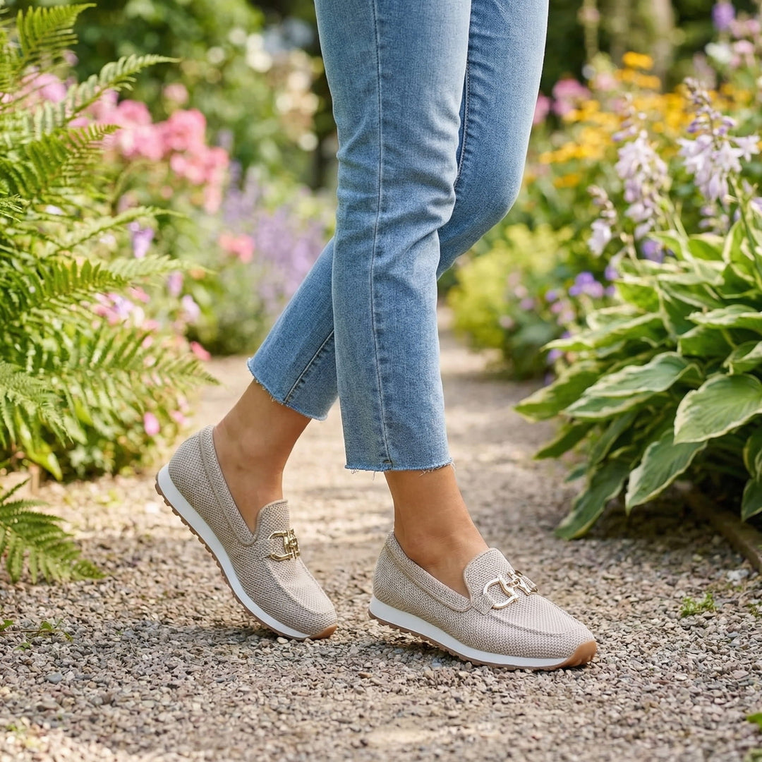 Rosemarie Sneaker Slipper in Beige im Garten getragen