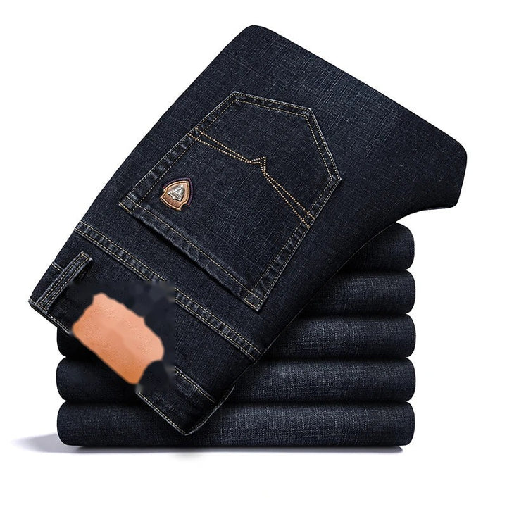 Matthias Klassische Denim-Jeans in Dunkelblau, gestapelt