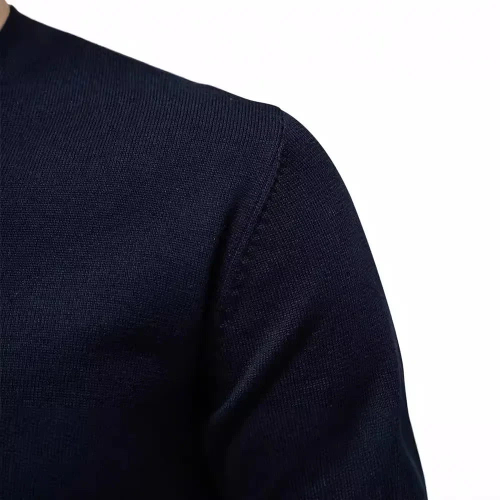 Detailansicht der Schulternaht des Heinz Strickpullovers