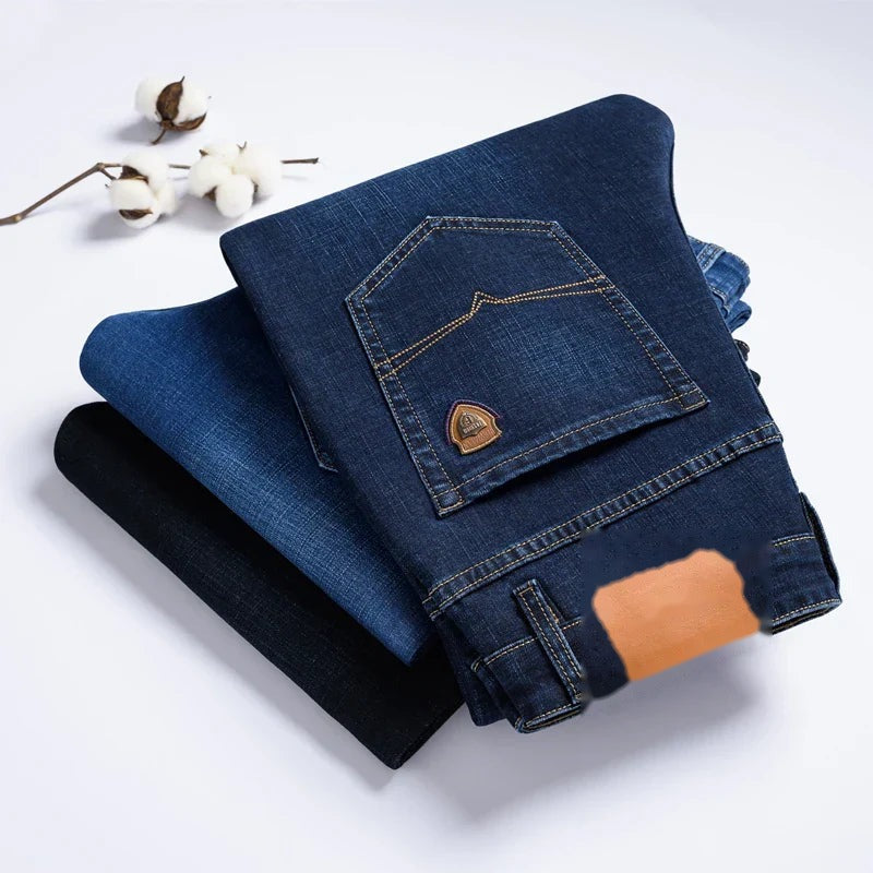 Matthias Klassische Denim-Jeans in drei Farben, gefaltet
