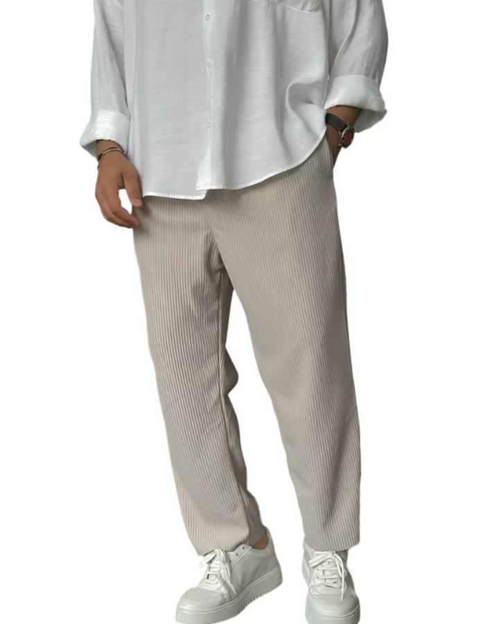 Bernd Freizeithose in Beige, getragen mit weissem Hemd