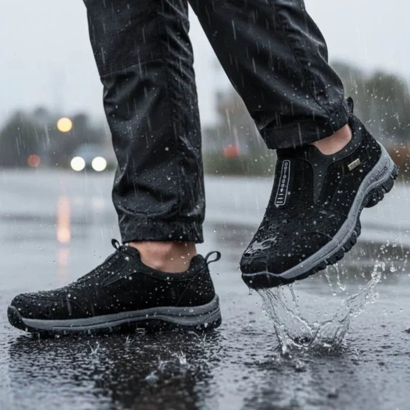 Alois – Walkingschuhe in Schwarz im Regen