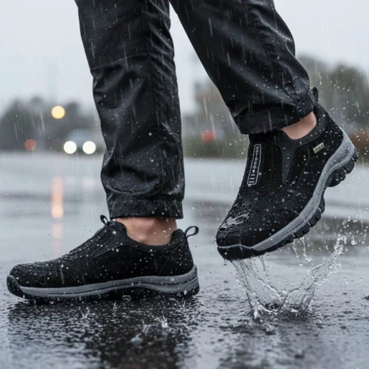 Alois – Walkingschuhe in Schwarz im Regen