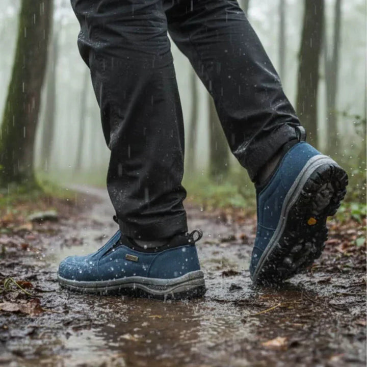 Alois – Walkingschuhe in Blau auf nassem Waldweg