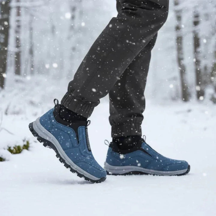 Alois – Walkingschuhe in Blau im Schnee getragen