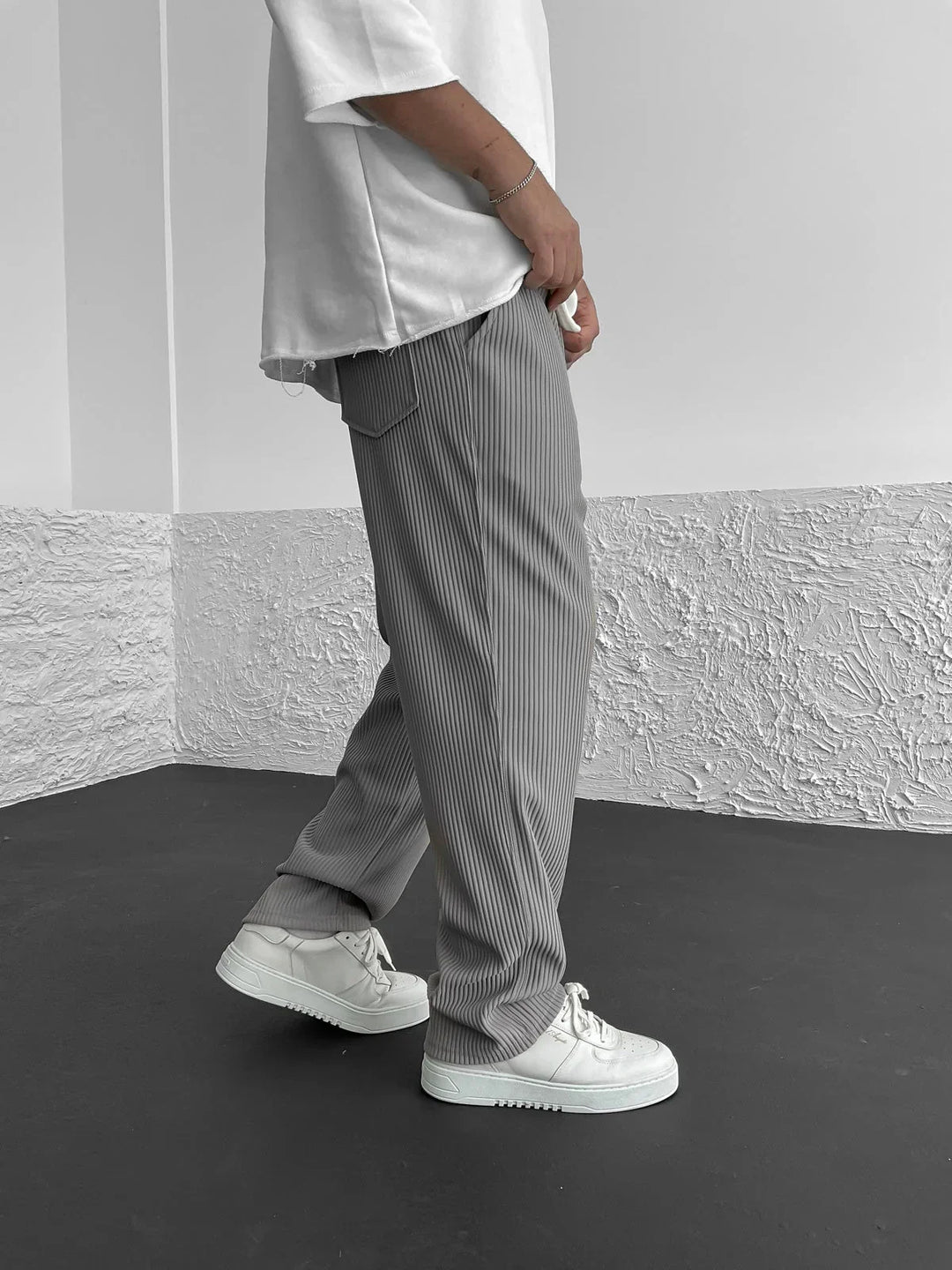 Bernd Freizeithose in Grau, Seitenansicht mit Tasche