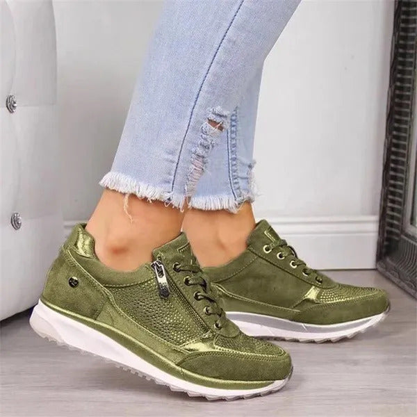 Brunhilde Sneaker mit Reissverschluss in Grün, getragen