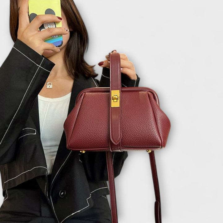 Margareta Retro Tasche in Rot, getragen