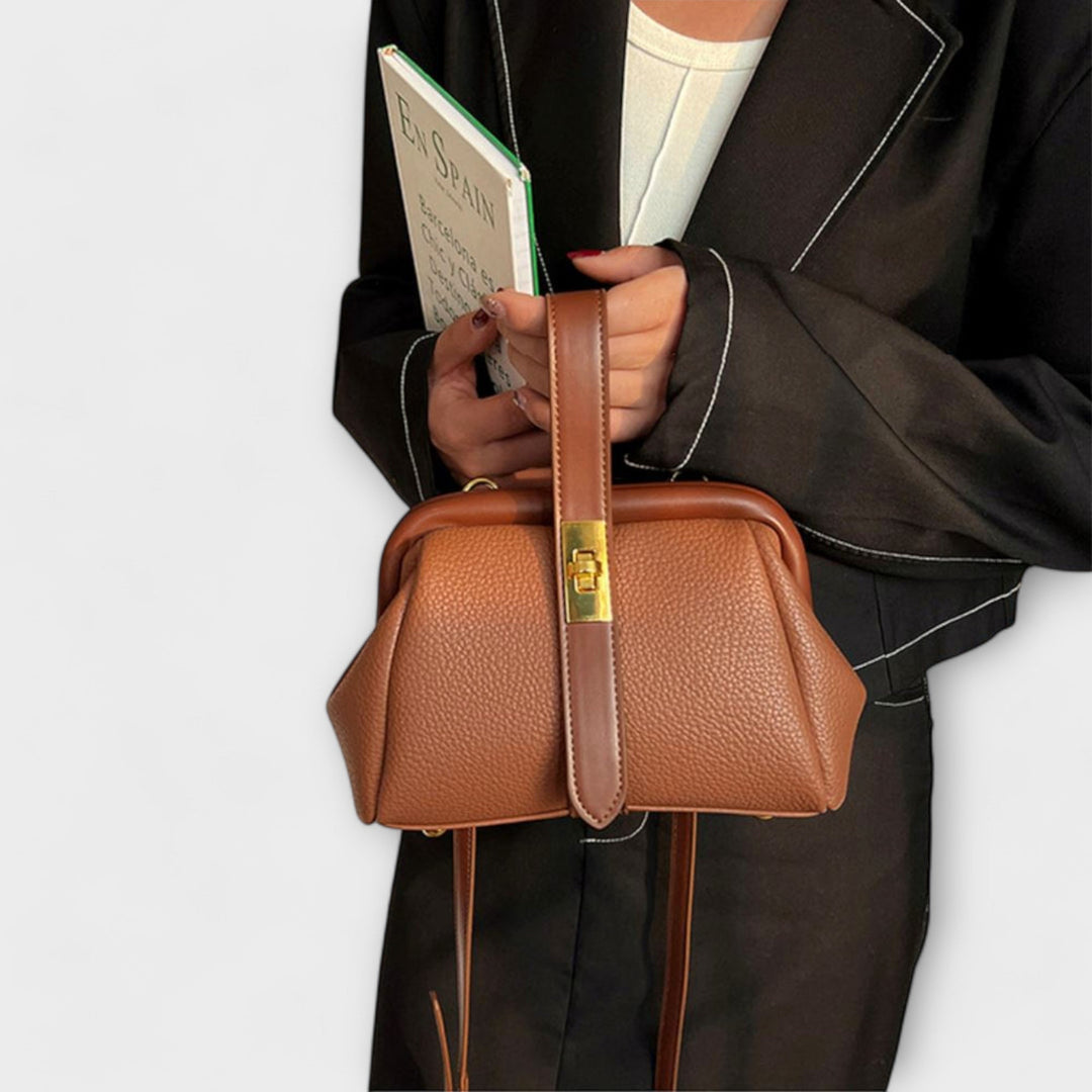 Margareta Retro Tasche in Braun, getragen