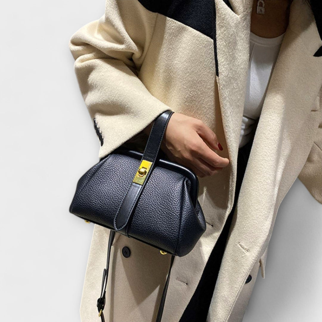 Margareta Retro Tasche in Schwarz, getragen