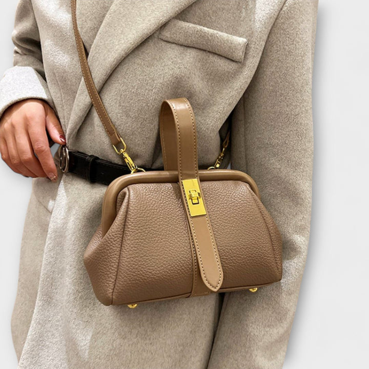 Margareta Retro Tasche in Khaki, getragen