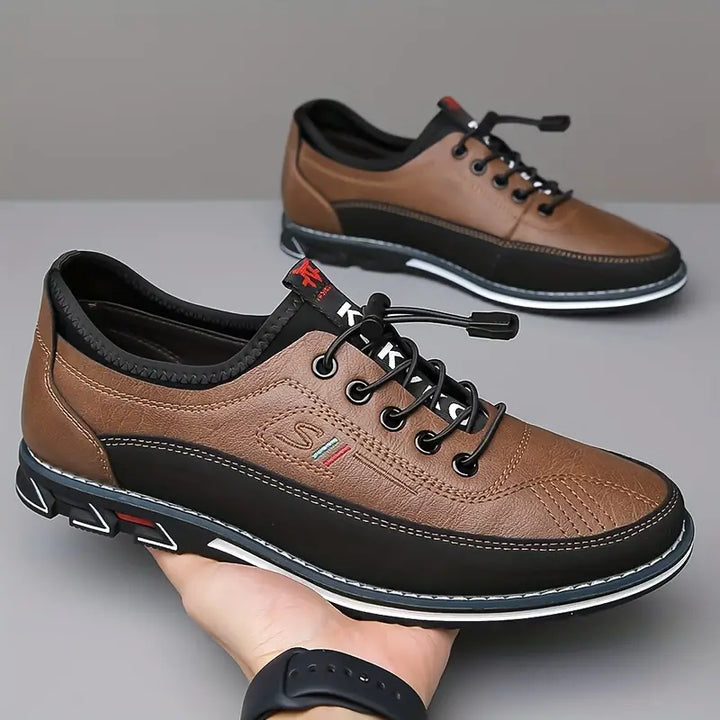Dieter - Lässige Schuhe in Dunkelbraun in der Hand