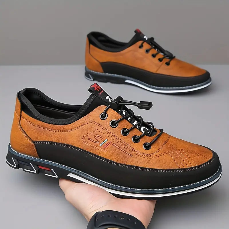 Dieter - Lässige Schuhe in Braun in der Hand