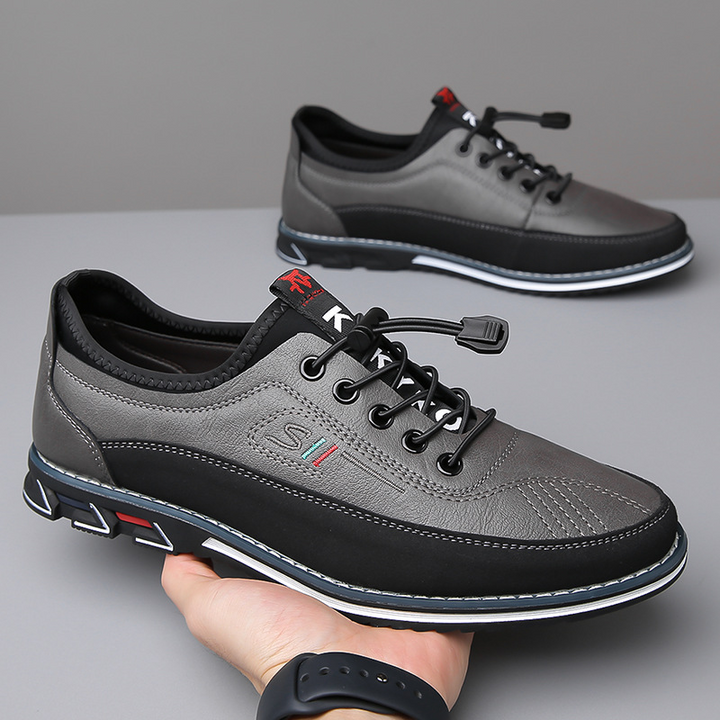 Dieter - Lässige Schuhe in Grau in der Hand
