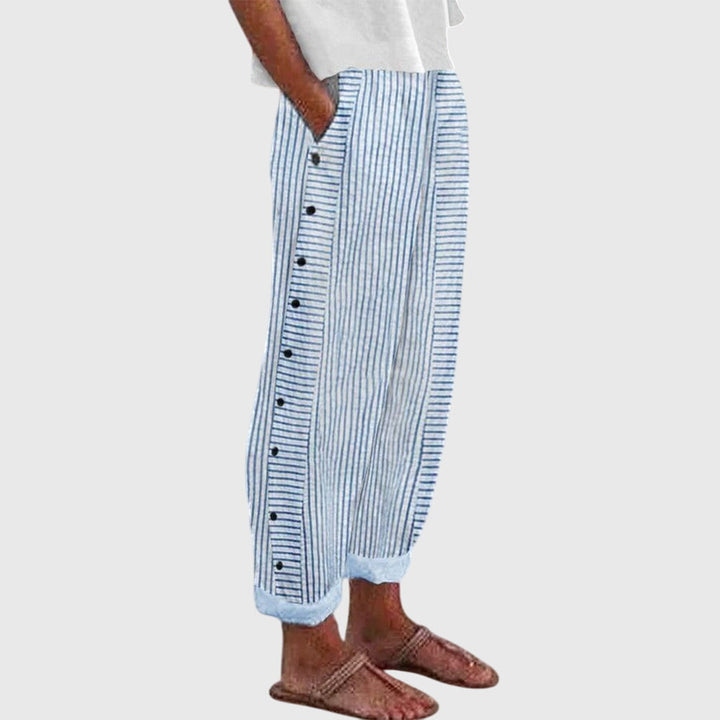 Marlene Elegante Hose in Blau mit Streifen und seitlichen Knöpfen