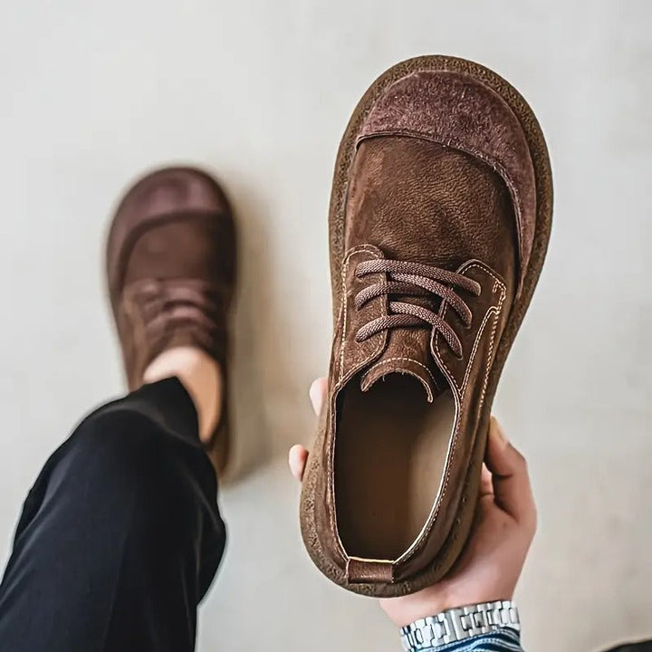 Albert Komfortschuh in Braun in der Hand