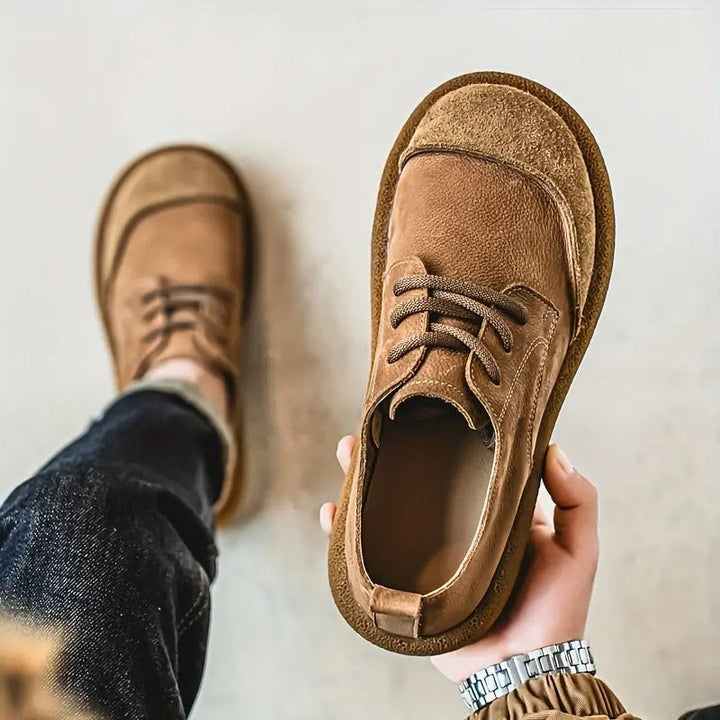 Albert Komfortschuh in Khaki in der Hand