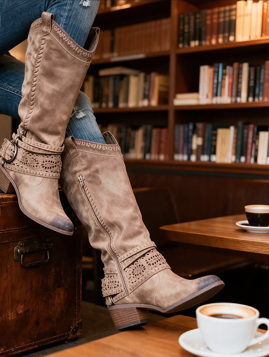 Liselotte Westernstiefel getragen in der Bibliothek